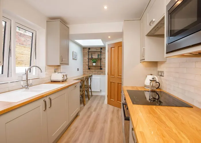 The Granville 4 Bedroom House Sleeps 7 *