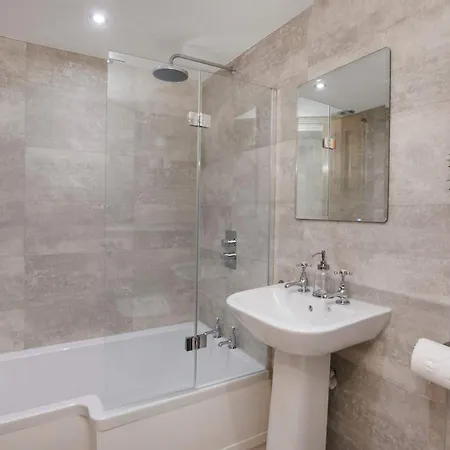 The Granville 4 Bedroom House Sleeps 7 *