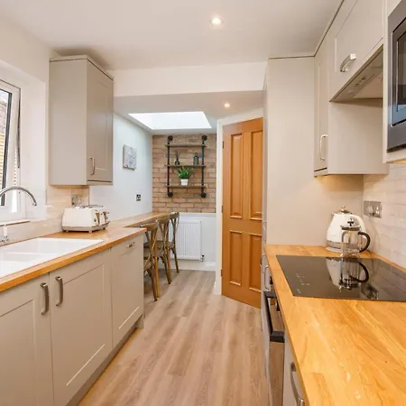 The Granville 4 Bedroom House Sleeps 7 *