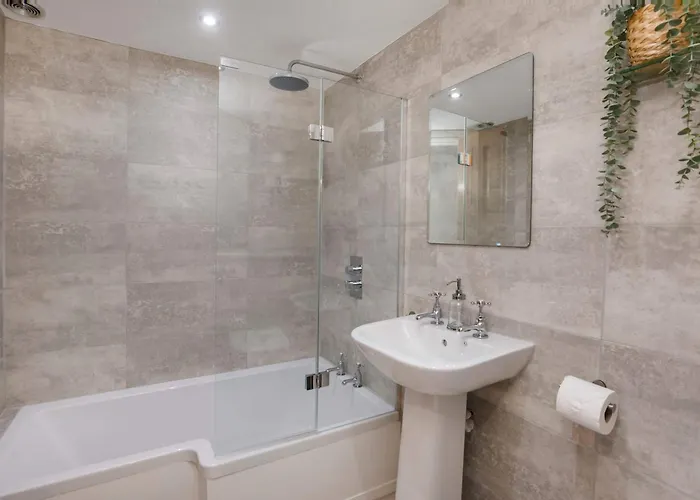 The Granville 4 Bedroom House Sleeps 7 *